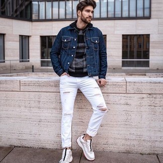 Quale scarpe sportive indossare con jeans bianchi in modo rilassato: Potresti indossare una giacca di jeans blu scuro e jeans bianchi per una sensazione di semplicità e spensieratezza. Scegli un paio di scarpe sportive come calzature per avere un aspetto più rilassato.
