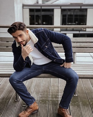 Quale jeans indossare con stivali casual marroni per un uomo di 30 anni in primavera 2025: Mostra il tuo stile in una giacca di jeans blu scuro con jeans per vestirti casual. Mettiti un paio di stivali casual marroni per mettere in mostra il tuo gusto per le scarpe di alta moda. Una eccellente idea per essere molto elegante e alla moda anche in primavera.