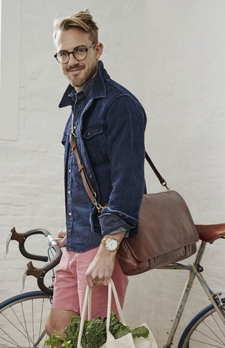 Come indossare e abbinare una borsa a tracolla in pelle marrone quando fa caldo: Opta per una giacca di jeans blu scuro e una borsa a tracolla in pelle marrone per un'atmosfera casual-cool.