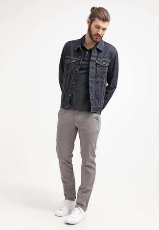Quale giacca di jeans indossare con sneakers basse bianche per un uomo di 20 anni in modo casual: Scegli un outfit composto da una giacca di jeans e chino grigi per un fantastico look da sfoggiare nel weekend. Per distinguerti dagli altri, opta per un paio di sneakers basse bianche.