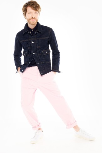 Quale giacca di jeans indossare con sneakers basse bianche: Scegli una giacca di jeans e chino rosa per un look spensierato e alla moda. Se non vuoi essere troppo formale, scegli un paio di sneakers basse bianche come calzature.