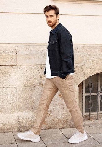 Quale chino indossare con scarpe sportive beige per un uomo di 30 anni in estate 2024: Opta per una giacca di jeans blu scuro e chino per un fantastico look da sfoggiare nel weekend. Scarpe sportive beige renderanno il tuo look davvero alla moda. È buona idea per i mesi estivi!