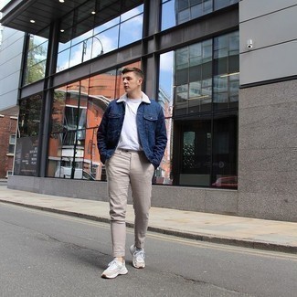 Come indossare e abbinare chino marrone chiaro per un uomo di 30 anni: Metti una giacca di jeans blu scuro e chino marrone chiaro per un look semplice, da indossare ogni giorno. Scarpe sportive grigie creeranno un piacevole contrasto con il resto del look.