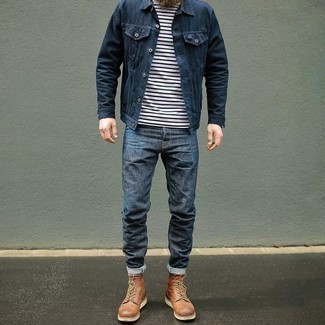 Quale stivali casual indossare con una giacca di jeans blu scuro per un uomo di 40 anni in modo casual: Per un outfit quotidiano pieno di carattere e personalità, vestiti con una giacca di jeans blu scuro e jeans blu scuro. Scegli un paio di stivali casual per un tocco virile.