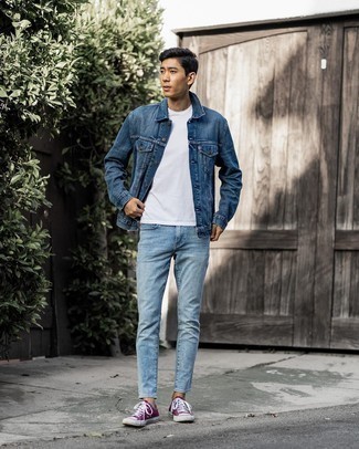 Come indossare e abbinare jeans aderenti azzurri: Per un outfit quotidiano pieno di carattere e personalità, abbina una giacca di jeans blu scuro con jeans aderenti azzurri. Perfeziona questo look con un paio di sneakers basse di tela bordeaux.