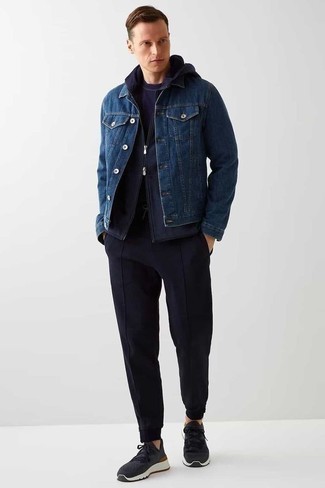 Trend da uomo 2024 in modo rilassato: Prova ad abbinare una giacca di jeans blu scuro con una t-shirt girocollo blu scuro per vestirti casual. Scarpe sportive grigio scuro aggiungono un tocco particolare a un look altrimenti classico.