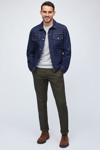 Quale giacca di jeans indossare con stivali casual marroni quando fa caldo in modo casual: Abbina una giacca di jeans con chino verde scuro per affrontare con facilità la tua giornata. Stivali casual marroni impreziosiranno all'istante anche il look più trasandato.