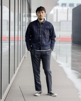 Quale giacca di jeans indossare con chino grigio scuro: Combina una giacca di jeans con chino grigio scuro per affrontare con facilità la tua giornata. Per distinguerti dagli altri, prova con un paio di sneakers alte di tela nere e bianche.