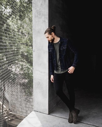 Come indossare e abbinare jeans aderenti neri in modo casual: La versatilità di una giacca di jeans blu scuro e jeans aderenti neri li rende capi in cui vale la pena investire. Stivali chelsea in pelle scamosciata marrone scuro impreziosiranno all'istante anche il look più trasandato.