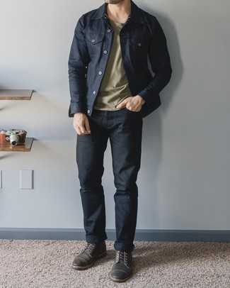 Quale t-shirt girocollo indossare con una giacca di jeans blu scuro: Vestiti con una giacca di jeans blu scuro e una t-shirt girocollo per vestirti casual. Opta per un paio di stivali casual in pelle marrone scuro per dare un tocco classico al completo.