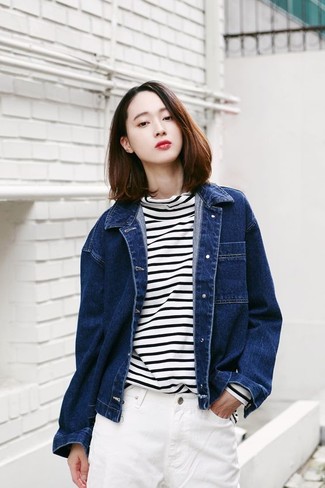 Come indossare e abbinare jeans bianchi: Punta su una giacca di jeans blu scuro e jeans bianchi per un look trendy e alla mano.