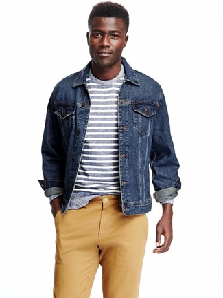 Come indossare e abbinare una giacca di jeans per un uomo di 20 anni in estate 2024: Mostra il tuo stile in una giacca di jeans con chino marrone chiaro per un look raffinato per il tempo libero. Un outfit splendido per essere più cool e alla moda anche in estate.