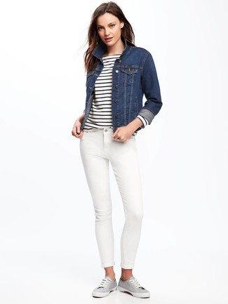Look alla moda per donna: Giacca di jeans blu scuro, T-shirt manica lunga a righe orizzontali bianca e blu scuro, Jeans aderenti bianchi, Sneakers basse di tela grigie