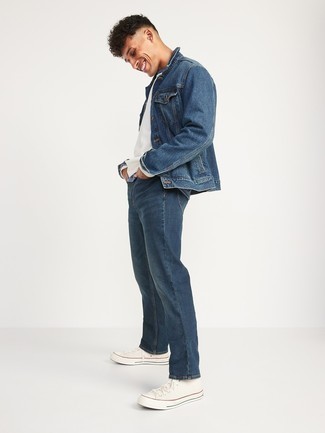 Quale jeans indossare con sneakers alte bianche e nere per un uomo di 20 anni: Scegli una giacca di jeans blu scuro e jeans per un look raffinato per il tempo libero. Per distinguerti dagli altri, scegli un paio di sneakers alte bianche e nere come calzature.