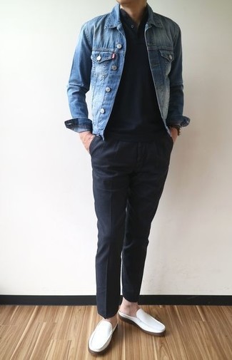 Quale mocassini eleganti indossare con una giacca di jeans blu in modo casual: Per un outfit quotidiano pieno di carattere e personalità, abbina una giacca di jeans blu con chino neri. Sfodera il gusto per le calzature di lusso e opta per un paio di mocassini eleganti.