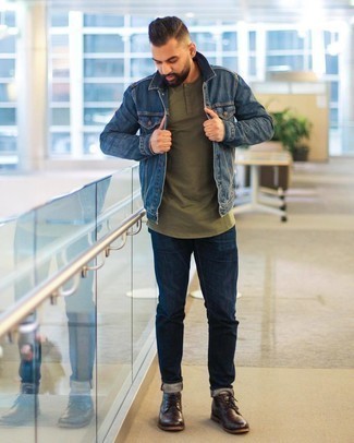 Come indossare e abbinare una giacca di jeans blu scuro con jeans blu scuro quando fa caldo: Abbina una giacca di jeans blu scuro con jeans blu scuro per vestirti casual. Chukka in pelle marrone scuro sono una gradevolissima scelta per completare il look.