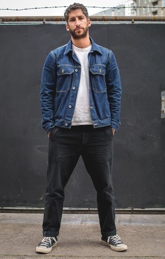 Quale giacca di jeans indossare con una t-shirt girocollo bianca per un uomo di 40 anni: Per un outfit quotidiano pieno di carattere e personalità, vestiti con una giacca di jeans e una t-shirt girocollo bianca. Sneakers basse di tela blu scuro e bianche sono una eccellente scelta per completare il look.