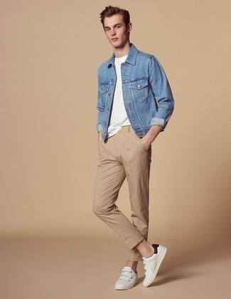 Come indossare e abbinare una giacca di jeans blu scuro in estate 2024: Indossa una giacca di jeans blu scuro e chino marrone chiaro per affrontare con facilità la tua giornata. Se non vuoi essere troppo formale, prova con un paio di sneakers basse in pelle bianche. È buona idea per l’estate!