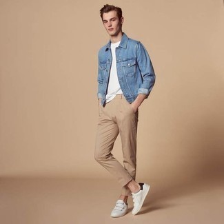Come indossare e abbinare una giacca di jeans blu per un uomo di 20 anni: Prova a combinare una giacca di jeans blu con chino marrone chiaro per vestirti casual. Calza un paio di sneakers basse in pelle bianche e nere per un tocco più rilassato.
