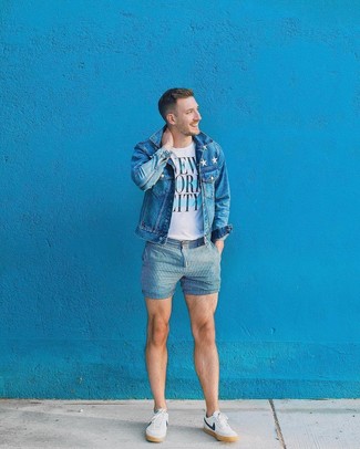 Quale giacca di jeans indossare con una t-shirt girocollo bianca e blu per un uomo di 30 anni quando fa caldo: Opta per una giacca di jeans e una t-shirt girocollo bianca e blu per un look raffinato per il tempo libero. Sneakers basse bianche e blu scuro sono una splendida scelta per completare il look.