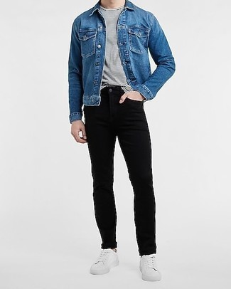 Quale jeans aderenti indossare con una giacca di jeans blu per un uomo di 20 anni in modo rilassato: Abbina una giacca di jeans blu con jeans aderenti per un look perfetto per il weekend. Sneakers basse di tela bianche sono una eccellente scelta per completare il look.