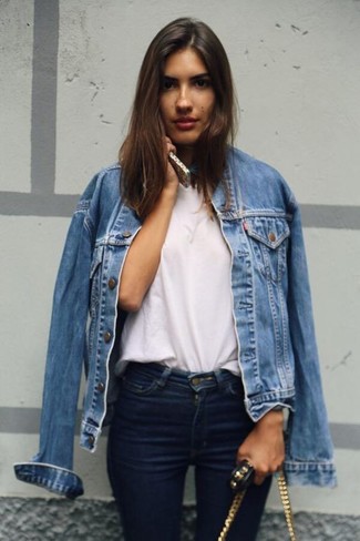 Come indossare e abbinare jeans aderenti blu scuro per una donna di 30 anni: Una giornata impegnativa richiede un outfit semplice ma elegante, come una giacca di jeans blu e jeans aderenti blu scuro.
