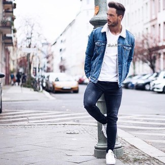 Quale jeans aderenti indossare con una giacca di jeans blu scuro quando fa caldo: Combina una giacca di jeans blu scuro con jeans aderenti per un look trendy e alla mano. Sneakers basse bianche sono una interessante scelta per completare il look.