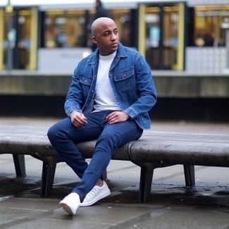 Quale giacca di jeans indossare con sneakers basse bianche: Abbina una giacca di jeans con jeans aderenti blu scuro per un outfit comodo ma studiato con cura. Sneakers basse bianche sono una eccellente scelta per completare il look.