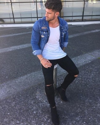 Quale jeans indossare con chukka nere: Scegli un outfit rilassato in una giacca di jeans blu e jeans. Ispirati all'eleganza di Luca Argentero e completa il tuo look con un paio di chukka nere.