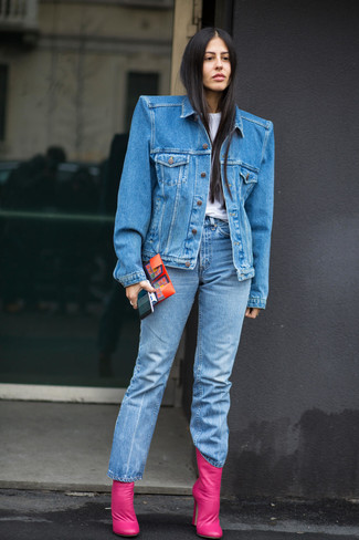 Quale jeans indossare con una giacca di jeans blu scuro in primavera 2024 in modo smart-casual: Potresti combinare una giacca di jeans blu scuro con jeans per essere trendy e seducente. Rifinisci questo look con un paio di stivaletti in pelle fucsia. L'outfit per la primavera è servito.