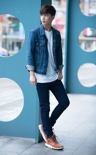 Quale t-shirt girocollo indossare con jeans blu per un uomo di 17 anni: Mostra il tuo stile in una t-shirt girocollo con jeans blu per un look semplice, da indossare ogni giorno. Vuoi osare? Completa il tuo look con un paio di scarpe sportive terracotta.