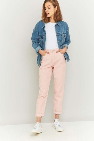 Trend da donna 2024: Punta su una giacca di jeans blu e jeans boyfriend rosa per un pigro brunch domenicale. Sneakers basse bianche sono una gradevolissima scelta per completare il look.