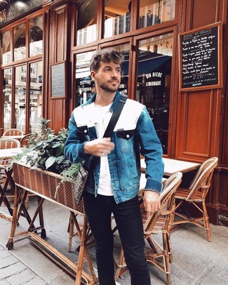 Come indossare e abbinare una borsa a tracolla marrone per un uomo di 20 anni: Punta su una giacca di jeans blu e una borsa a tracolla marrone per un look comfy-casual.