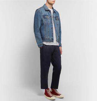 Come indossare e abbinare una giacca di jeans con pantaloni eleganti per un uomo di 30 anni: Scegli una giacca di jeans e pantaloni eleganti per essere sofisticato e di classe. Per un look più rilassato, mettiti un paio di sneakers alte rosse.