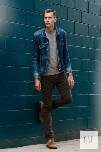 Look alla moda per uomo: Giacca di jeans blu, T-shirt girocollo grigia, Jeans verde oliva, Chukka in pelle scamosciata marrone chiaro