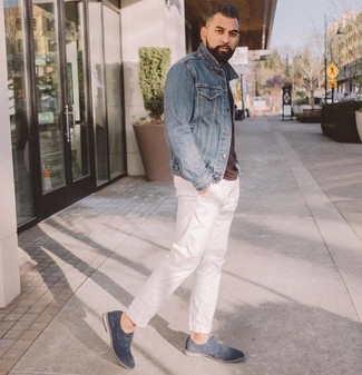 Come indossare e abbinare scarpe monk per un uomo di 30 anni in modo smart-casual: Opta per una giacca di jeans blu e chino bianchi per un look spensierato e alla moda. Perché non aggiungere un paio di scarpe monk per un tocco di stile in più?