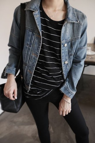Come indossare e abbinare jeans aderenti neri con una t-shirt girocollo nera: Scegli un outfit composto da una t-shirt girocollo nera e jeans aderenti neri per vestirti casual.