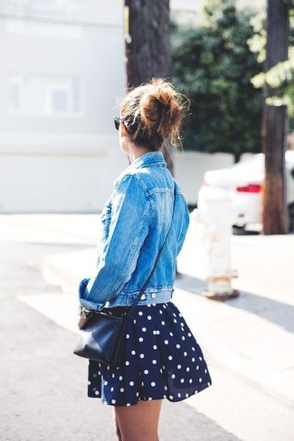 Come indossare e abbinare una borsa in autunno 2024 in modo casual: Scegli un outfit composto da una giacca di jeans blu e una borsa per le giornate pigre. Una magnifica scelta per i mesi autunnali!