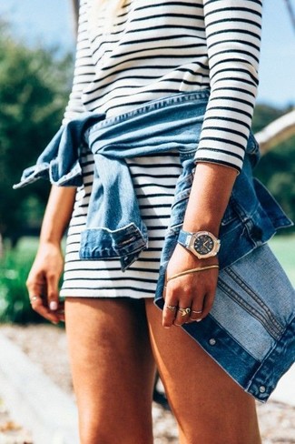 Come indossare e abbinare un orologio blu scuro in autunno 2024 in modo rilassato: Potresti indossare una giacca di jeans blu e un orologio blu scuro per un look comfy-casual. Una fantastica scelta per un look autunnale!