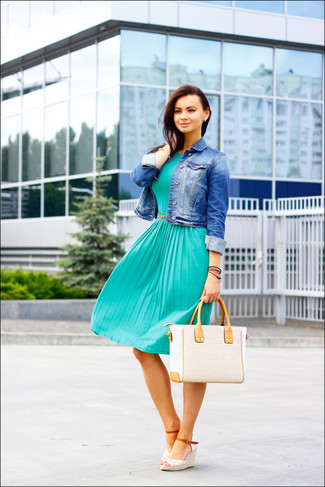 Quale vestito longuette indossare con una giacca di jeans blu: Coniuga una giacca di jeans blu con un vestito longuette per un look trendy e alla mano. Perfeziona questo look con un paio di sandali con zeppa all'uncinetto bianchi.