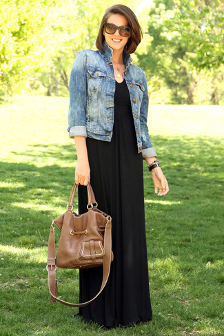 Come indossare e abbinare una borsa shopping marrone: Scegli una giacca di jeans blu e una borsa shopping marrone per un'atmosfera casual-cool.