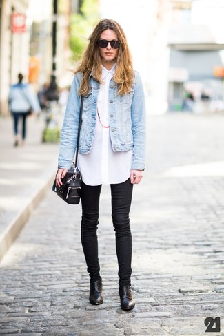 Look alla moda per donna: Giacca di jeans azzurra, Blusa abbottonata bianca, Jeans aderenti neri, Stivaletti in pelle neri