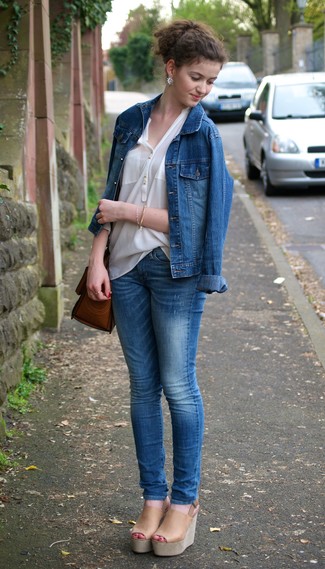 Look alla moda per donna: Giacca di jeans blu, Blusa abbottonata bianca, Jeans blu, Sandali con zeppa in pelle marrone chiaro
