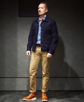 Look alla moda per uomo: Giacca di jeans blu scuro, Camicia a maniche corte in chambray azzurra, Chino marrone chiaro, Stivaletti brogue in pelle terracotta