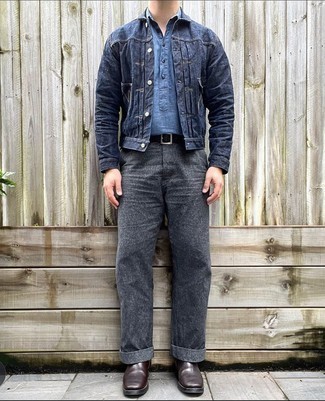 Quale giacca di jeans indossare con chino grigi: Combina una giacca di jeans con chino grigi per un look trendy e alla mano. Scegli un paio di stivali chelsea in pelle marrone scuro come calzature per un tocco virile.
