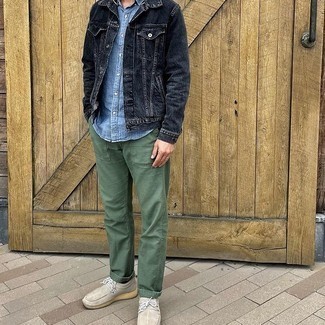Trend da uomo 2021: Potresti abbinare una giacca di jeans nera con chino verde oliva per un look trendy e alla mano. Questo outfit si abbina perfettamente a un paio di chukka in pelle scamosciata grigie.
