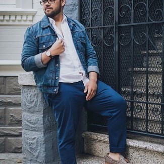 Come indossare e abbinare scarpe eleganti grigie per un uomo di 20 anni: Abbina una giacca di jeans blu con chino blu per affrontare con facilità la tua giornata. Scarpe eleganti grigie impreziosiranno all'istante anche il look più trasandato.