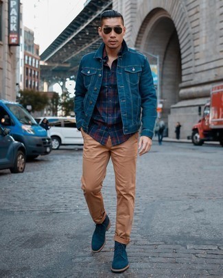 Quale giacca di jeans indossare con stivali casual blu scuro in autunno 2024: Abbina una giacca di jeans con chino terracotta per un fantastico look da sfoggiare nel weekend. Un bel paio di stivali casual blu scuro è un modo semplice di impreziosire il tuo look. È eccellente scelta per i mesi autunnali!