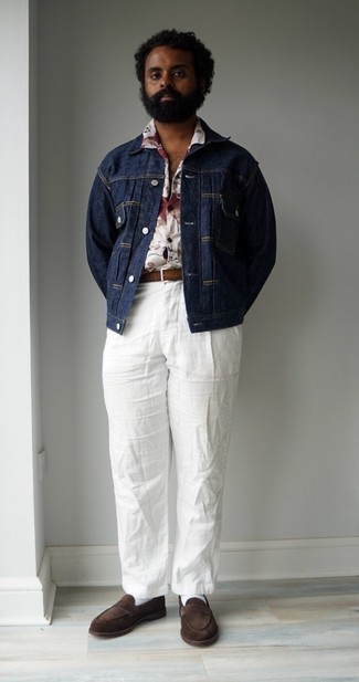 Come indossare e abbinare una giacca di jeans con mocassini eleganti per un uomo di 30 anni: Metti una giacca di jeans e chino di lino bianchi per un look trendy e alla mano. Indossa un paio di mocassini eleganti per dare un tocco classico al completo.