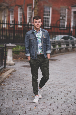 Come indossare e abbinare una giacca di jeans blu scuro: Prova ad abbinare una giacca di jeans blu scuro con chino verde scuro per un fantastico look da sfoggiare nel weekend. Per un look più rilassato, opta per un paio di sneakers basse di tela bianche.
